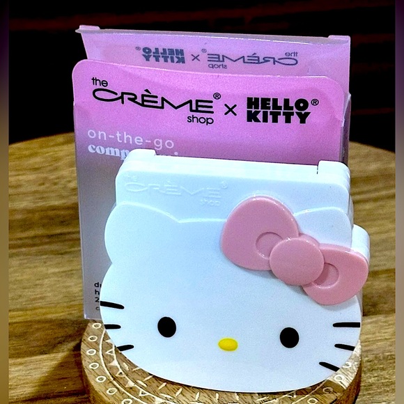 The Crème Shop Hello Kitty On The Go Compact Makeup Dual-Side & HD Mirror - Picture 3 of 14